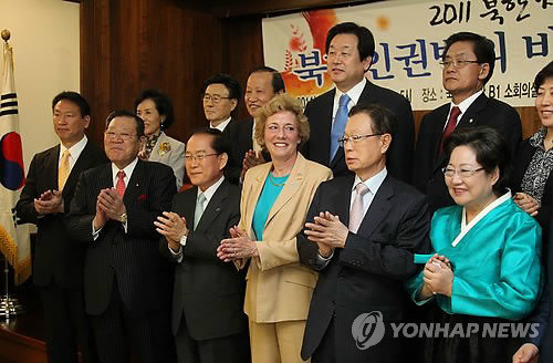 ▲ 박희태 국회의장과 이회창 자유선진당 대표, 한나라당 김무성 원내대표, 수전 솔티 자유북한연합대표 등 인사들이 27일 오후 국회에서 열린 북한자유주간 세미나에서 기념촬영을 하고 있다.  ⓒ 연합뉴스