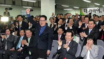 ▲ 27일 오후 서울 민주당 영등포 당사에서 개표방송을 지켜보던 박지원 원내대표 등 의원들이 TV출구조사 결과를 발표하자 일제히 환호성을 지르고 있다.  ⓒ 연합뉴스