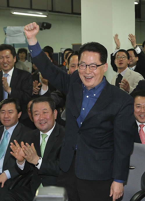 ▲ YTN 출구조사 발표 후 민주당 박지원 원내대표가 환호하고 있다. ⓒ연합뉴스