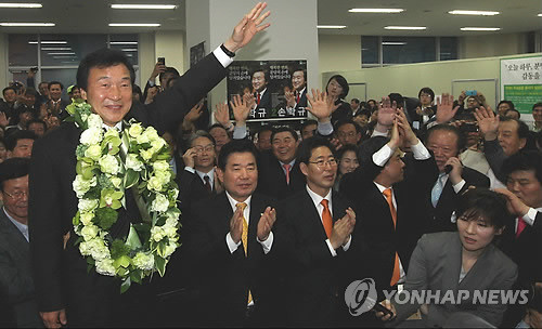 ▲ 4.27 분당을 국회의원 보궐선거에서 당선이 유력시되는 민주당 손학규 후보가 27일 밤 경기도 성남시 분당구 선거사무소에서 지지자의 환호에 답하고 있다.ⓒ 연합뉴스