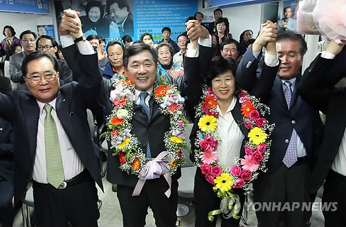▲ 4.27 재선거에서 울산 중구청장 한나라당 박성민(왼쪽에서 두번째)당선자가 지지자들의 환호 속에 두 팔을 들어 기뻐하고 있다.ⓒ연합뉴스