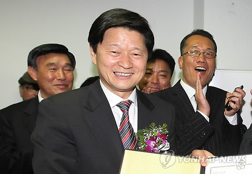 ▲ 4.27 재.보궐선거에서 서울 중구청장으로 당선된 한나라당 최창식 후보가 27일 밤 중구 신당동 선거사무소에서 지지자들의 축하를 받으며 기뻐하고 있다.ⓒ 연합사진