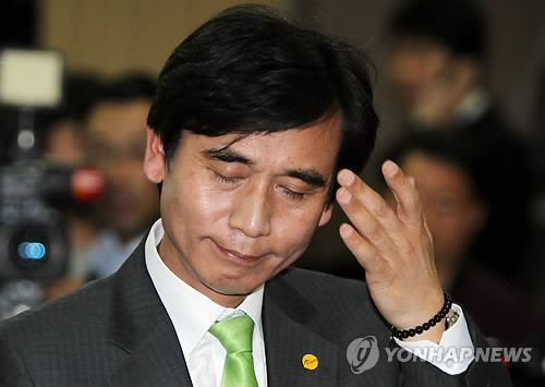 ▲ 국민참여당 유시민 대표가 27일 저녁 경남 김해시 장유면 이봉수 후보 선거사무실에서 이 후보의 패색이 짙어지자 실망스러운 표정으로 사무실을 나서고 있다.ⓒ연합뉴스