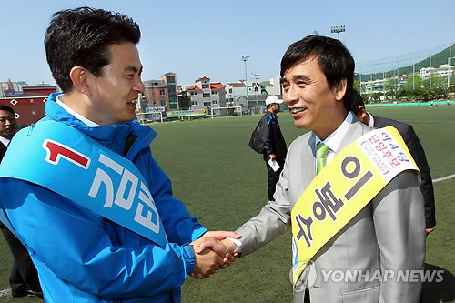 ▲ 선거 운동이 한창인 지난 24일 김태호 김해을 한나라당 후보와 선거 지원에 나선 유시민 국민참여당 대표가 악수를 나누고 있다.ⓒ연합뉴스