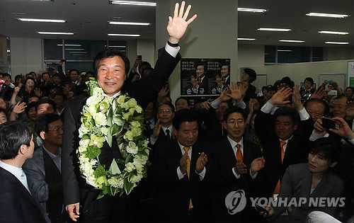 ▲ 4.27 분당을 국회의원 보궐선거에서 당선이 유력시되는 민주당 손학규 후보가 27일 밤 경기도 성남시 분당구 선거사무소에서 지지자의 환호에 답하고 있다.ⓒ연합뉴스