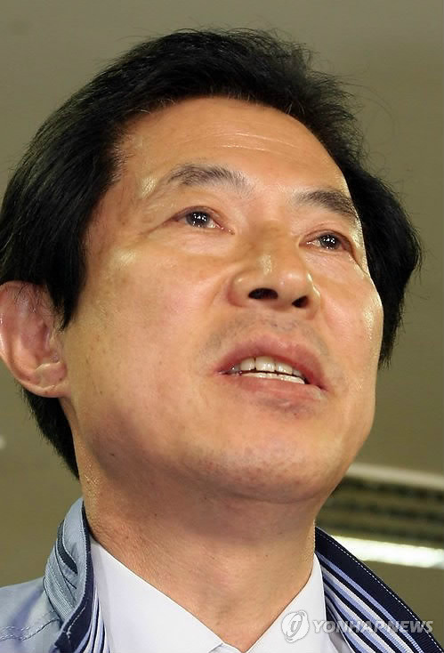 ▲ 427보궐선거 강원도지사 선거에서 패한 엄기영 한나라당 후보가 춘천시 선거연락소를 찾아 소감을 밝히고 있다.ⓒ연합뉴스