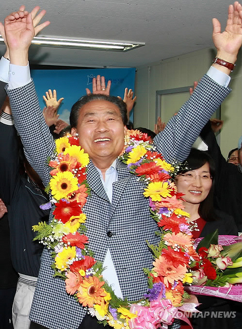 ▲ 충남 태안군수 재선거에서 자유선진당 진태구 후보가 27일 밤 당선이 확정되자 기뻐하고 있다.ⓒ연합뉴스