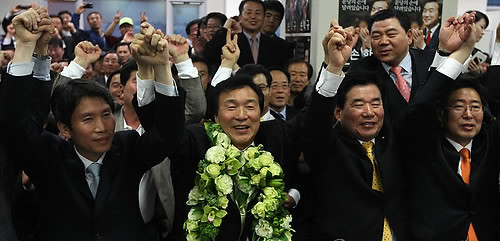 ▲ 4.27 분당을 국회의원 보궐선거에서 당선된 민주당 손학규 후보가 27일 밤 경기도 성남시 분당구 선거사무소에서 손을 들어 지지자의 환호에 답하고 있다. ⓒ연합뉴스