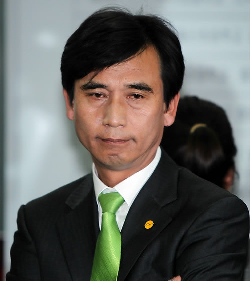 ▲ 4.27 분당을 국회의원 보궐선거에서 당선된 민주당 손학규 후보가 27일 밤 경기도 성남시 분당구 선거사무소에서 손을 들어 지지자의 환호에 답하고 있다. ⓒ연합뉴스