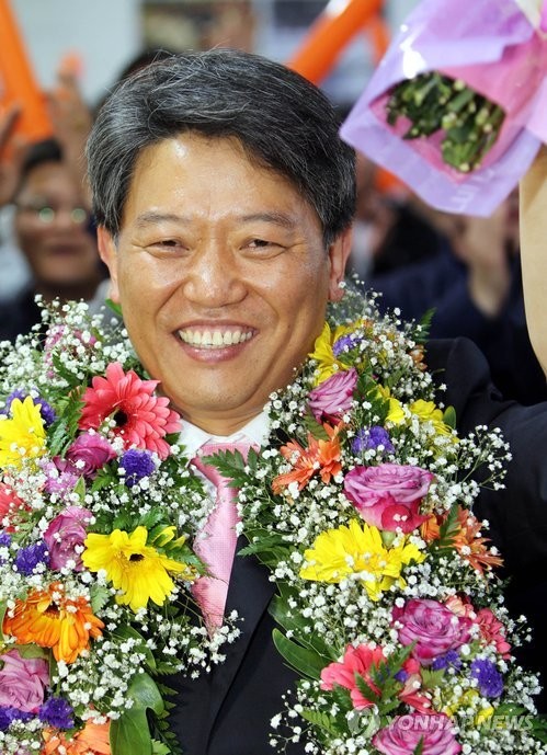 ▲ 4.27 보궐선거에서 전남 순천 국회의원으로 당선된 김선동 야권연대 후보가 환호하고 있다.ⓒ연합뉴스