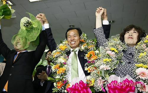 ▲ 27일 밤 강원도지사에 당선된 민주당 최문순 후보가 선대위사무실에서 이광재 전 지사 등과 기쁨을 함께 나누고 있다. ⓒ 연합뉴스