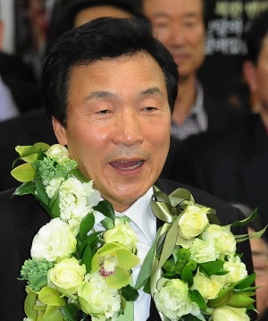 ▲ .27 분당을 국회의원 보궐선거에서 당선된 민주당 손학규 후보가 27일 밤 경기도 성남시 분당구 선거사무소에서 당선 소감과 함께 앞으로 각오를 밝히고 있다. ⓒ 연합뉴스