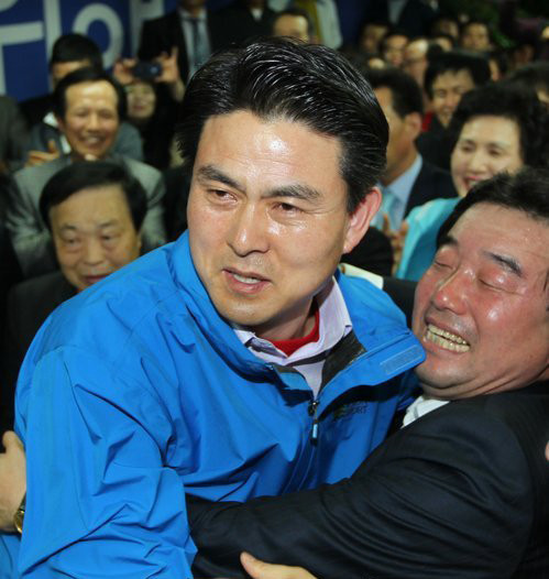 ▲ 4.27 경남 김해을 국회의원 보궐선거 한나라당 김태호 당선자가 27일 저녁 당선을 확정지은 뒤 자신의 선거사무실에서 지지자들과 함께 눈물을 글썽이며 기뻐하고 있다. ⓒ연합뉴스