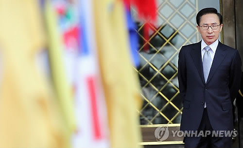 ▲ 이명박 대통령이 4.27 재보선이 끝난 28일 오전 청와대에서 열린 한-이라크 정상회담 공식환영식에 참석하기 위해 본관을 나서고 있다. ⓒ연합뉴스