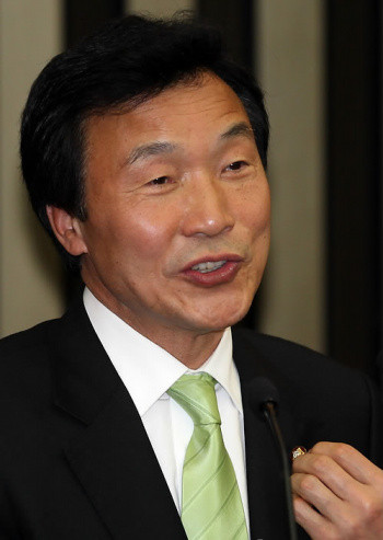 ▲ 4.27 재보선 분당을 당선자인 손학규 민주당 대표가 28일 오전 국회 의원총회에서 인사말 중 배지를 만지고 있다. ⓒ 연합뉴스