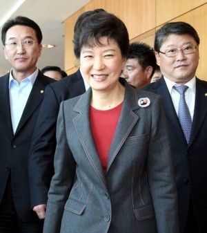 ▲ 한나라당 박근혜 전 대표가 28일 오전 이명박 대통령 특사 자격으로 9박 11일간의 유럽 방문길에 오르기 위해 인천공항 출국장으로 향하고 있다. 박 전 대표는 다음달 8일까지 대통령 특사 자격으로 수교 50주년 국가인 네덜란드와 포르투갈, 그리스 등을 차례로 방문한다. ⓒ 연합뉴스