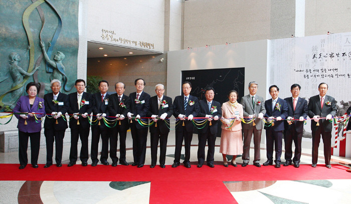 ▲ 박희태 국회의장(가운데)이 28일 국회 헌정기념관에서 열린 윤봉길의사 항일의거 기념 국회특별전에서 참석내외빈과 개막기념 테이프 컷팅을 하고 있다. ⓒ뉴데일리