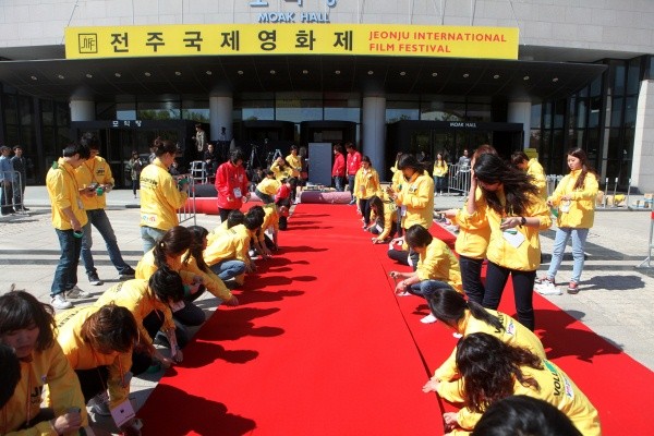 ▲ 레드카펫 행사를 준비하고 있는 자원 봉사자들. ⓒ 노용헌 기자