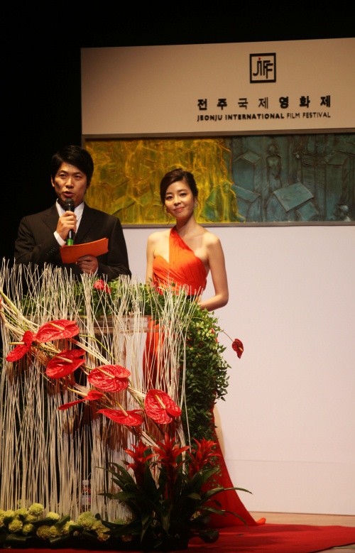 ▲ 개막식 사회를 보고 있는 배우 김상경과 김규리.  ⓒ 노용헌 기자