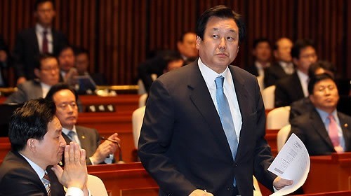 ▲ 28일 오후 국회에서 열린 한나라당 의원총회에서 김무성 원내대표가 발언을 하기 위해 자리에서 일어서고 있다. ⓒ연합뉴스