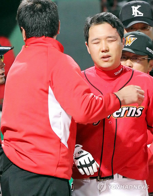 ▲ 28일 광주 무등경기장에서 열린 기아 타이거즈와 SK 와이번스의 경기에서 7회초 1사 1, 2루 SK 7번 박진만이 머리에 공을 맞고 어지러워하고 있다.  ⓒ 연합뉴스