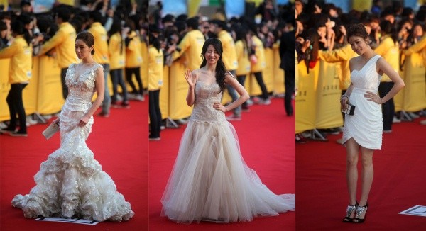 ▲ 레드카펫 입장을 하고 있는 여배우들이 취재진을 상대로 저마다 포즈를 취하고 있다. 여배우들의 등 뒤로 혹시 모를 돌발 상황에 대비하고 있는 'JIFF지기' 자원봉사자들의 모습이 보인다.   ⓒ 노용헌 기자