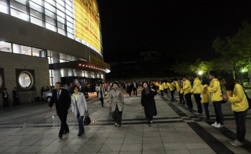 ▲ 개막작으로 상영된 영화가 끝난 뒤 밖으로 빠져 나오고 있는 관람객들에게 박수를 치며 환송하고 있는 'JIFF지기' 자원봉사자들.   ⓒ 노용헌 기자