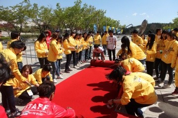 ▲ 개막식 전 모악당 입구에 레드카펫을 깔고 있는 'JIFF지기' 자원봉사자들.   ⓒ 노용헌 기자