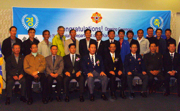 ▲ 28일 오후(현지시간), 뉴질랜드 오클랜드에서 열린 재향군인회 뉴질랜드 지회 창설식을 마치고 박세환 재향군인회장을 비롯한 참석자들이 기념촬영을 하고 있다. ⓒ뉴데일리