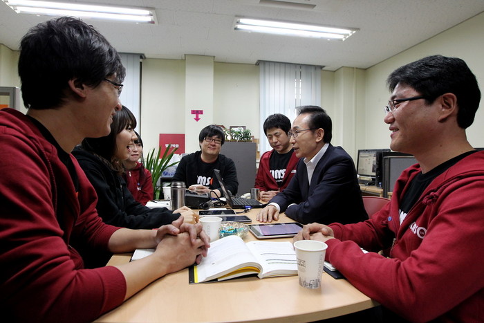 ▲ 이명박 대통령이 29일 동국대 창업센터에서 열린 국민경제대책회의에서 청년 창업자들을 만나 격려하고 있다.ⓒ청와대