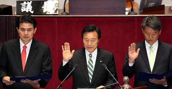 ▲ 손학규 민주당 대표와 김태호 한나라당 의원, 김선동 민주노동당 의원 등 4.27 재보선에서 생환한 ‘3인방’이 29일 국회 입성을 신고했다. ⓒ 연합뉴스