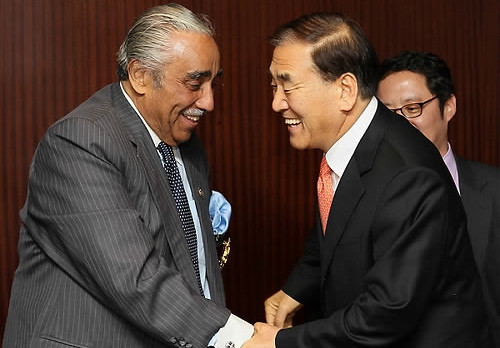 ▲ 이재오 특임장관과 미국 찰스 랭글 하원의원이 만나는 모습. ⓒ이재오 트위터