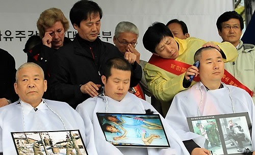 ▲ 26일 오후 서울역광장에서 제8회 북한자유주간 행사의 하나로 열린 '국민 대집회'에서 참가자들이 북한인권법 제정을 촉구하며 삭발을 하고 있다. ⓒ연합뉴스