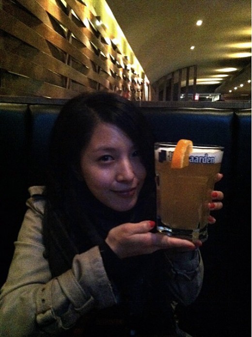 ▲ 가수 보아가 맥주잔을 들고 포즈를 취하고 있다.ⓒ보아 트위터