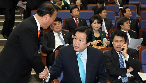 ▲ 한나라당 김무성 원내대표가 2일 오전 국회에서 열린 국회의원 연찬회에서 안경률 의원과 악수하고 있다. ⓒ연합뉴스