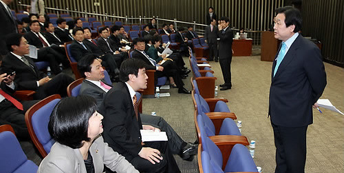 ▲ 한나라당 김무성 원내대표가 2일 오전 국회에서 열린 국회의원 연찬회에서 의원들과 대화하고 있다. ⓒ연합뉴스