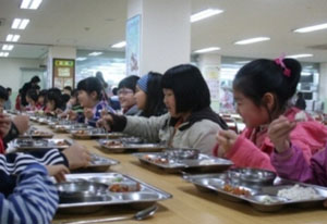 무상급식을 처음 시작한 김상곤 교육감의 경기도교육청이 계약직 인턴 교사들의 월급도 주지 못할 지경에 이르렀다. 사진은 한 초등학교 무상급식 모습. ⓒ 자료사진