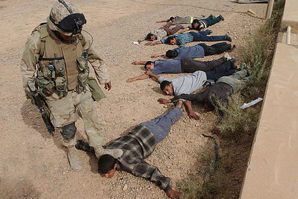▲ 이라크 전쟁에서 붙잡힌 알 카에다 조직원들. 대부분 외국에서 들어왔다.