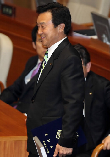 ▲ 4.27 재보궐선거에서 당선된 민주당 손학규 대표가 29일 국회 본회의장에서 열린 본회의에서 선서를 위해 발언대로 나서며 환하게 웃고 있다. ⓒ 연합뉴스