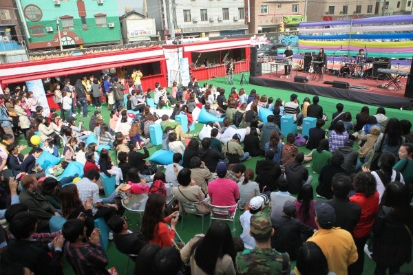 ▲ 야외 공연 전경.