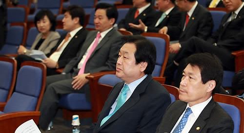 ▲ 2일 국회에서 열린 한나라당 의원 연찬회에서 김무성 원내대표와 이군현 수석 원내부대표가 회의 시작을 기다리고 있다.ⓒ연합뉴스