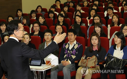 ▲ 이명박 대통령이 2일 오후 서울 동작구 흑석동 중앙대에서 특성화고 출신 대학생들과 대화를 나누고 있다. ⓒ연합뉴스