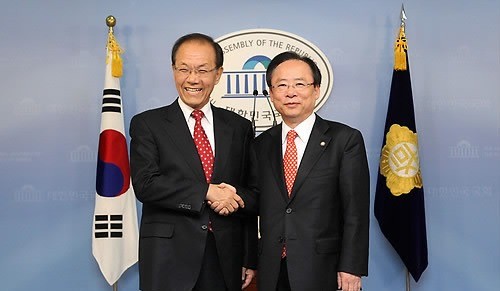 ▲ 한나라당 이주영.황우여의원이 3일 오전 국회 정론관에서 기자회견을 열고 원내대표 경선 단일화 뜻을 밝힌 뒤 손을 잡고 있다. ⓒ연합뉴스