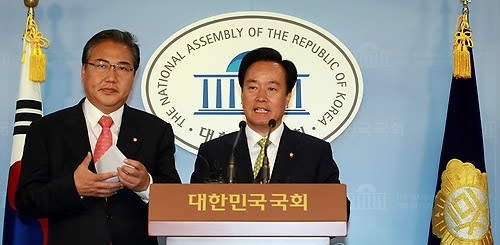 ▲ 한나라당 이병석 의원과 러닝메이트로 나선 박진 의원이 3일 국회 정론관에서 원내대표 경선 출마 선언을 하고 있다. ⓒ연합뉴스