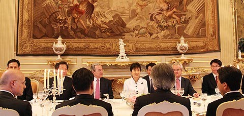 ▲ 대통령 특사로 유럽을 순방 중인 박근혜 전 대표 등 특사단이 2일 리스본 포르투갈 외교부 영빈관에서 아마도 외교부 장관 주재 만찬을 하고 있다. ⓒ 연합뉴스