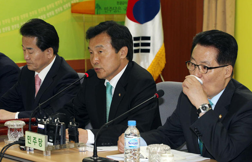 ▲ 지난 2일 민주당 당사에서 손학규 대표(가운데)가 최고위원회의를 주재하고 있다. 손 대표는 4.27 재보선 승리로 당내 입지가 한결 탄탄해졌다는 평가를 받고 있다. ⓒ 연합뉴스