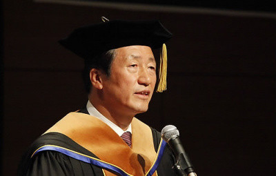 ▲ 정몽준 한나라당 전 대표가 전주대에서 명예 경영학박사 학위를 받고 있다. ⓒ 연합뉴스