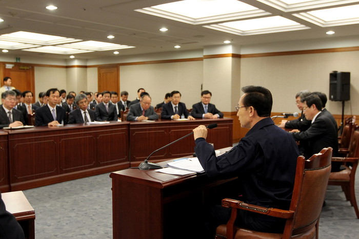 ▲ 4일 금융감독원을 찾아 부산저축은행에 대한 관리, 감독을 소홀히한 금감원을 강하게 질책하고 있는 이명박 대통령.ⓒ청와대