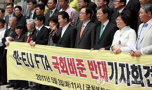 ▲ 3일 국회 본청 앞 계단에서 한·EU FTA 비준반대 범국본 회원들이 시국 기자회견을 하고 있는 가운데 정동영 최고위원이 발언하고 있다. 정 최고위원 오른쪽부터 권영길 민노당 원내대표, 천정배 최고위원.  ⓒ 연합뉴스