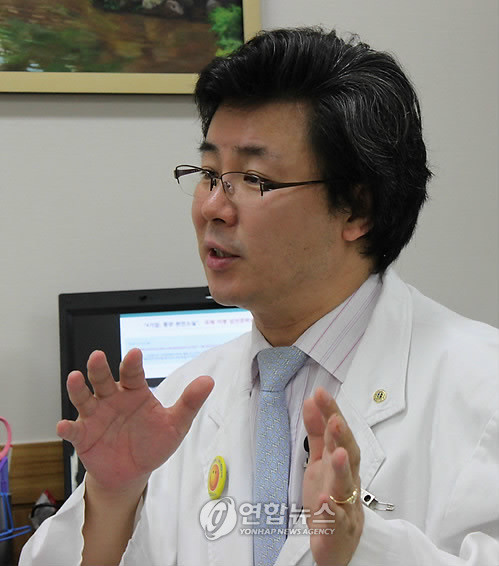 ▲ 9일 서울 강동구 상일동 경희대 동서신의학병원에서 인터뷰 중인 최원철(48) 한방암센터장 ⓒ연합뉴스